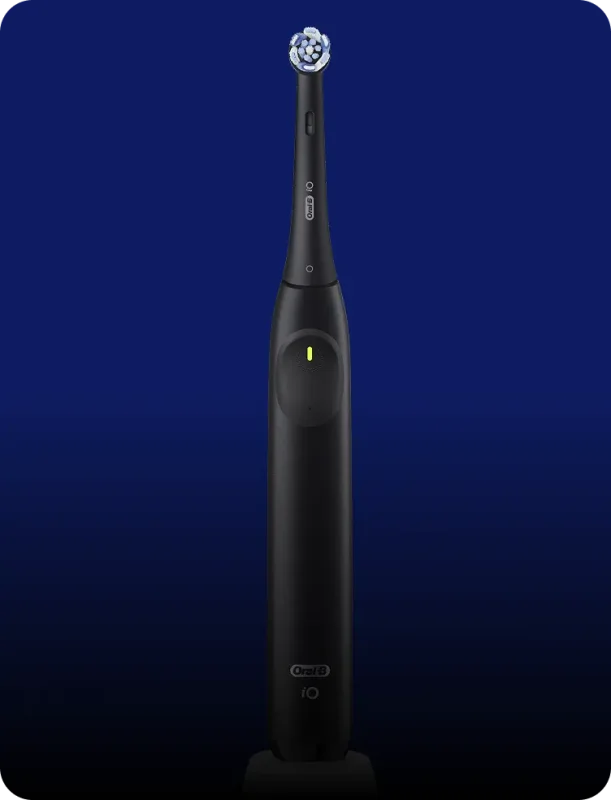 Oral-B iO2 Negro Noche con un cabezal, vista del cepillo negro.